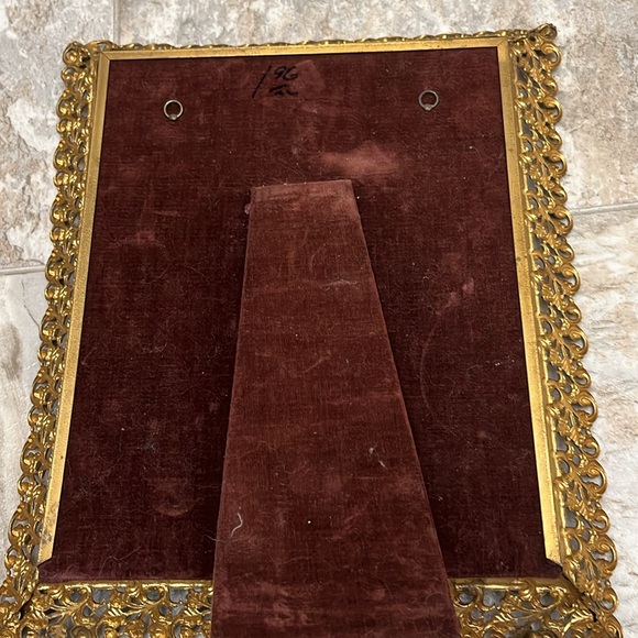 Antique Picture Frame In Gold Lightweight Metal. Back Is All Felt. - Picture 6 of 12